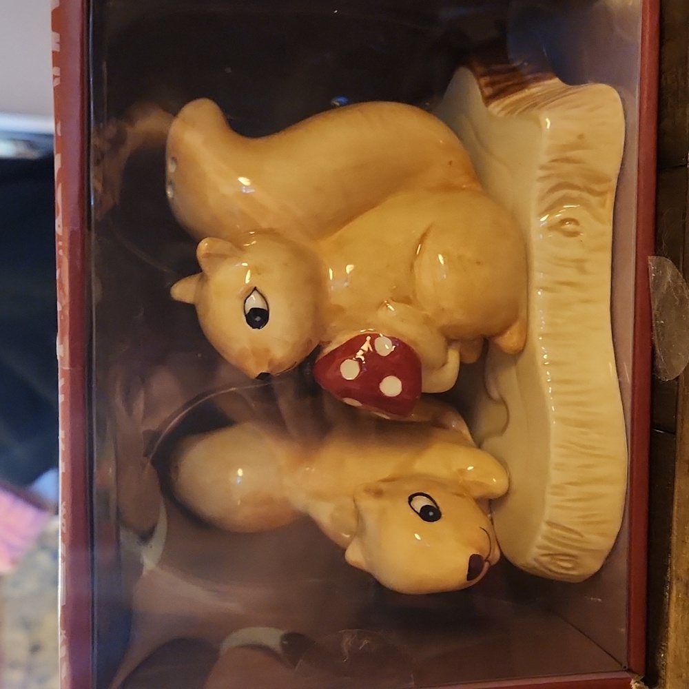Seeds & Sunshine 3-Piece Salt and Pepper Shaker, Squirrels + Mushroom 🍄🐿️ NIB